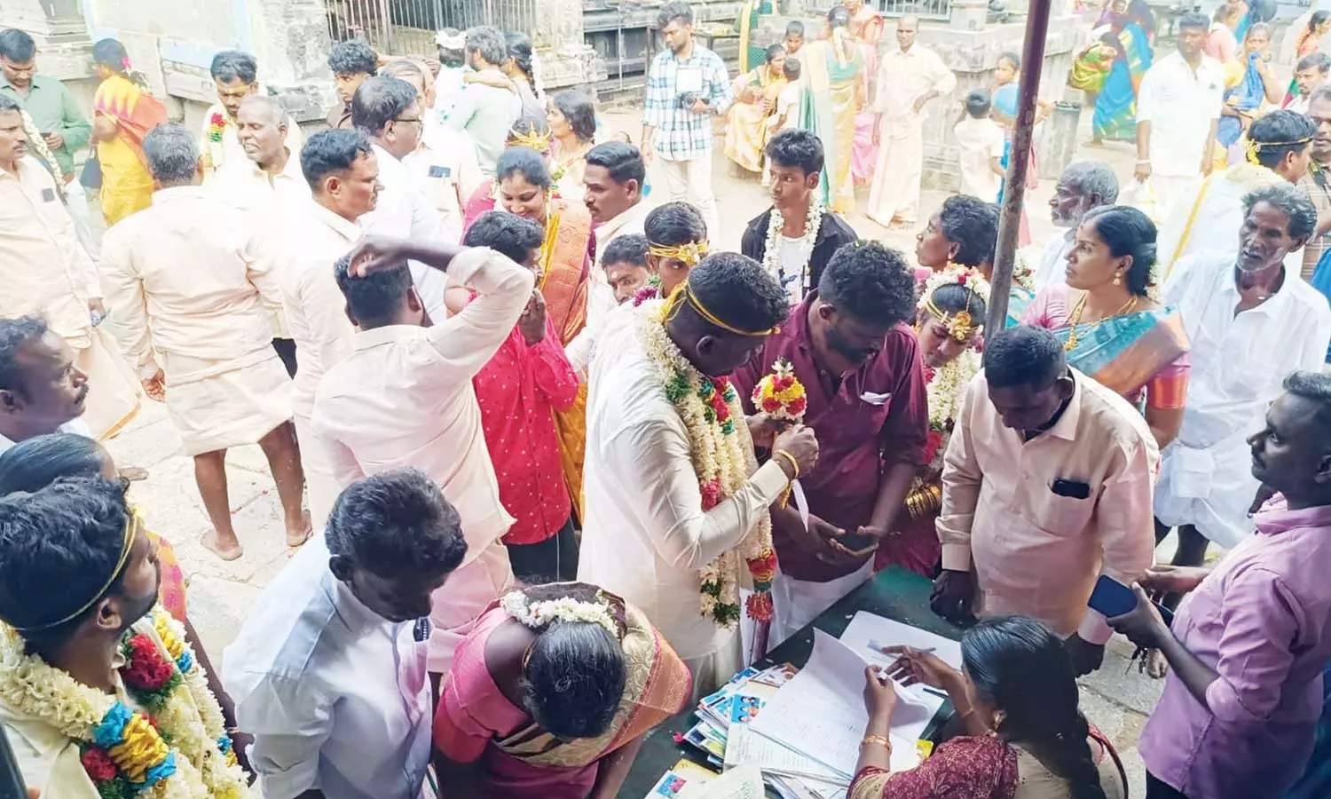 திருவதிகை வீரட்டானேஸ்வரர் கோவிலில் ஒரே நாளில் 56 திருமணங்கள் திருவதிகை வீரட்டானேஸ்வரர் கோவிலில் ஒரே நாளில் 56 திருமணங்கள்
