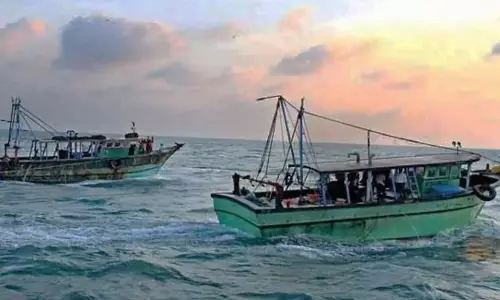 ராமேஸ்வரம் மீனவர்கள் 10 பேரை சிறைபிடிப்பு - இலங்கை கடற்படை அட்டூழியம்