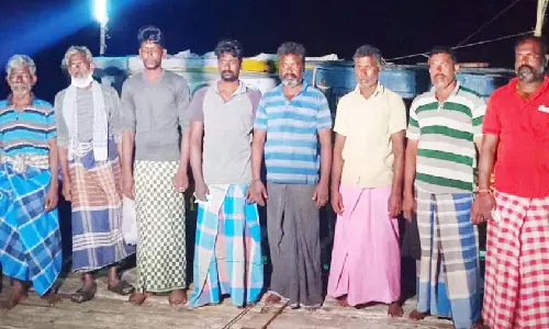 நடுக்கடலில் மீனவர்கள் 10 பேரை சிறைபிடித்த இலங்கை கடற்படை: தொடர்ந்து அத்துமீறல்