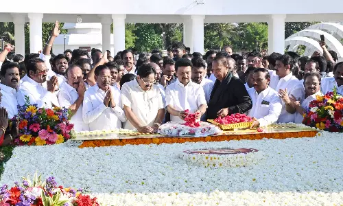 அமைதி பேரணி சென்று அண்ணா நினைவிடத்தில் மரியாதை செலுத்தினார் மு.க.ஸ்டாலின்