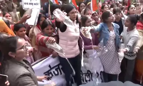 மோசமான நிலையில் யமுனை: பெண்களுடன் சென்று கெஜ்ரிவால் வீட்டை முற்றுகையிட முயன்ற ஸ்வாதி மாலிவால் எம்.பி.