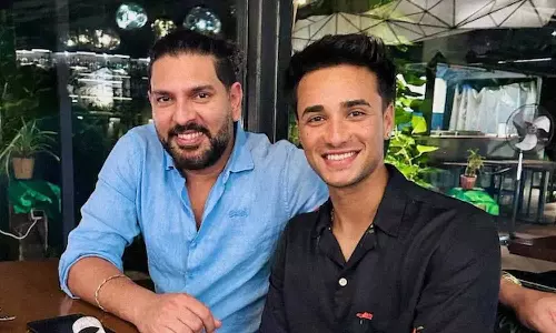 முதல் முறையாக செருப்பு எமோஜி இல்லாமல் டுவிட்- யுவராஜ் வாழ்த்து குறித்து அபிஷேக் சர்மா கிண்டல்