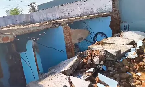 கியாஸ் சிலிண்டர் வெடித்து தீ விபத்து- ஜே.சி.பி. ஆபரேட்டர் படுகாயம்