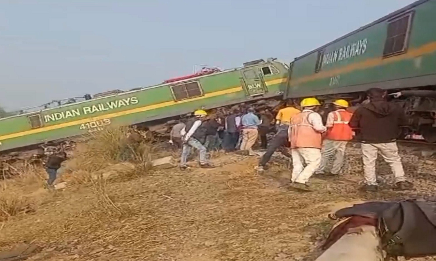 உ.பி.யில் சரக்கு ரெயில்கள் மோதி விபத்து- போக்குவரத்து பாதிப்பு