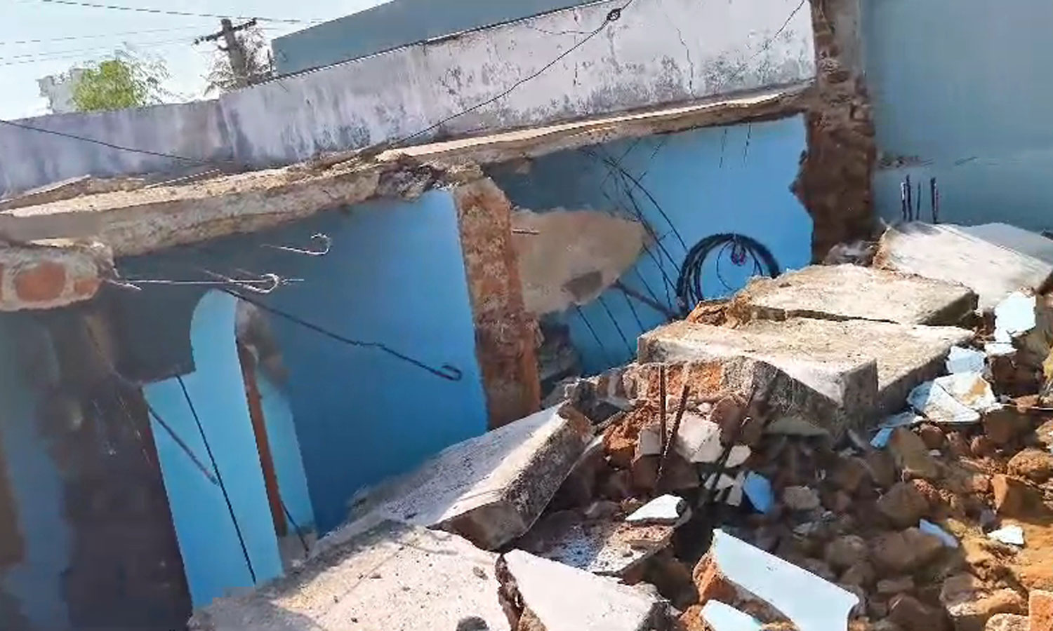 கியாஸ் சிலிண்டர் வெடித்து தீ விபத்து- ஜே.சி.பி. ஆபரேட்டர் படுகாயம்