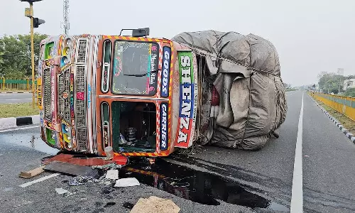 விருதுநகரில் தீக்குச்சிகளை ஏற்றி வந்த லாரி கவிழ்ந்து விபத்து