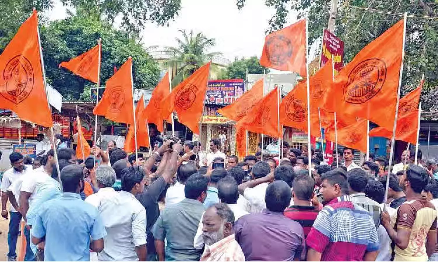 கோவையில் தடையை மீறி இந்து முன்னணியினர் போராட்டம்: 90 பேர் மீது வழக்கு கோவையில் தடையை மீறி இந்து முன்னணியினர் போராட்டம்: 90 பேர் மீது வழக்கு