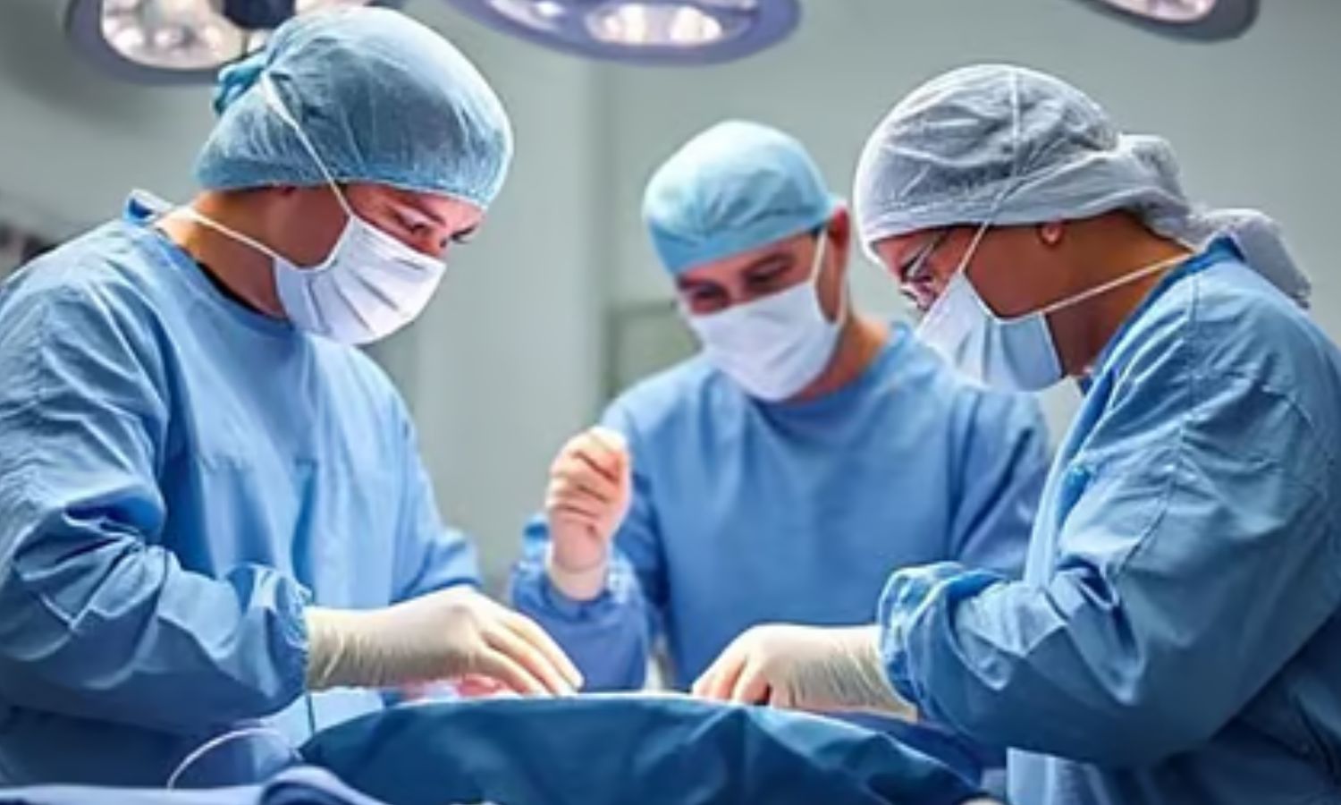 பிறந்து மூன்று நாளே ஆன ஆண் குழந்தையின் வயிற்றில் இருந்த இரட்டைக் 'கரு'க்கள்