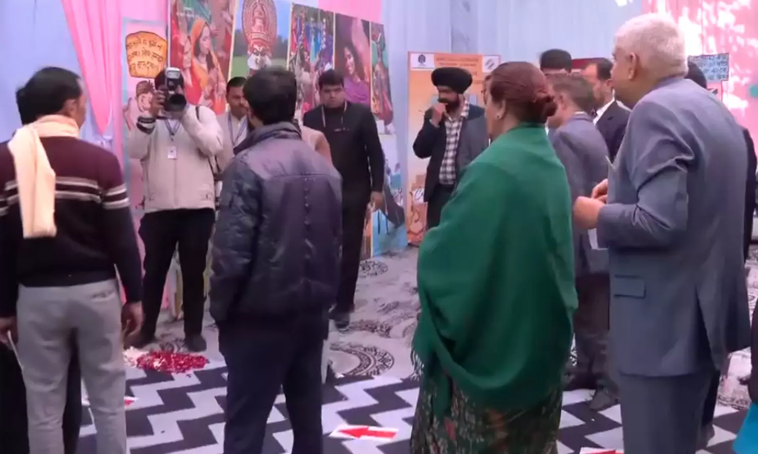 டெல்லி சட்டசபை தேர்தலில் பகல் 1 மணி நிலவரப்படி... ... ஈரோடு கிழக்கு மற்றும் டெல்லி தேர்தல் வாக்குப்பதிவு டெல்லி சட்டசபை தேர்தலில் பகல் 1 மணி நிலவரப்படி... ... ஈரோடு கிழக்கு மற்றும் டெல்லி தேர்தல் வாக்குப்பதிவு