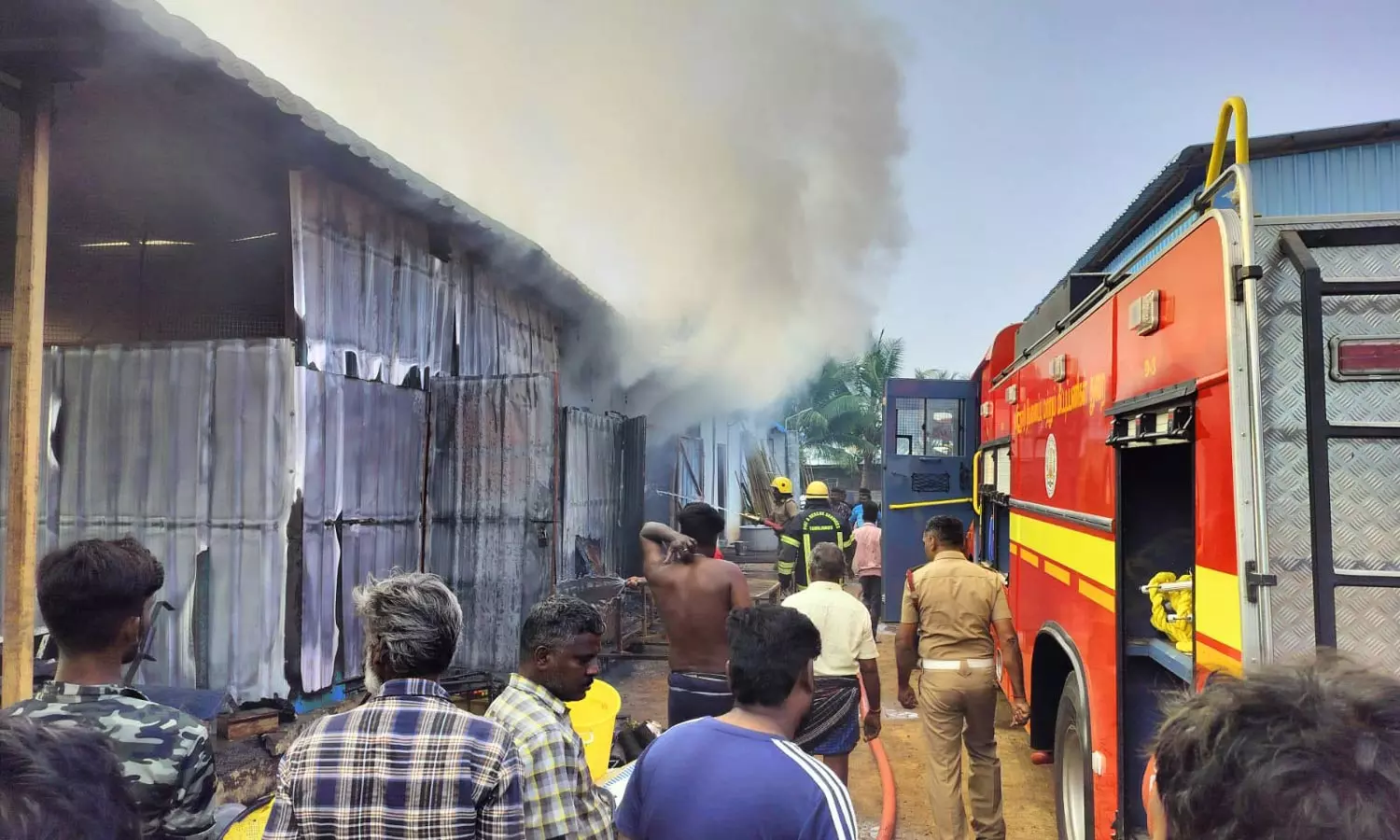 திண்டுக்கல் அருகே பந்தல் அலங்கார குடோனில் பயங்கர தீ விபத்து திண்டுக்கல் அருகே பந்தல் அலங்கார குடோனில் பயங்கர தீ விபத்து