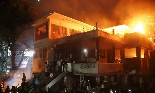 முன்னாள் பிரதமர் ஷேக் முஜிபுர் ரகுமான் வீட்டை சூறையாடி தீ வைத்த போராட்டக்காரர்கள்