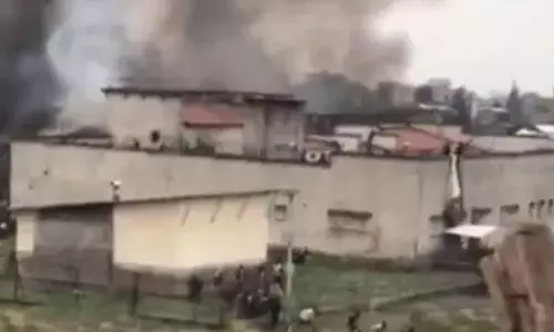 100-க்கும் மேற்பட்ட பெண் கைதிகள் பாலியல் வன்கொடுமை - தீ வைத்து எரிக்கப்பட்ட கொடூரம்