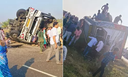 தனியார் பஸ் கவிழ்ந்து விபத்து: கல்லூரி மாணவர்கள் 2 பேர் பலி, கை-கால்களை இழந்த மாணவர்கள்