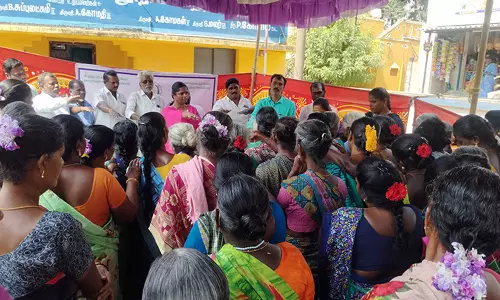 பொன்னேரி நகராட்சியுடன் இணைக்க எதிர்ப்பு- கிராம சபை கூட்டத்தில் ரேசன் கார்டை ஒப்படைப்பதாக தீர்மானம்