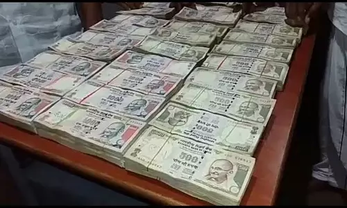 போரூரில் ரூ.28 லட்சம் பழைய ரூ.500, ரூ.1000 நோட்டுகளுடன் 2 பேர் கைது