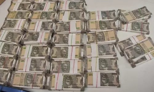 கட்டுமான அதிபர் வீட்டில் பதுக்கல்: ரூ.9 கோடிக்கு கட்டு கட்டாக போலி ரூபாய் நோட்டு குவியல்