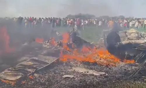 VIDEO: மத்தியப்பிரதேசத்தில் ராணுவ பயிற்சி விமானம் வயல்வெளியில் விழுந்து தீப்பிடித்து எரிந்தது