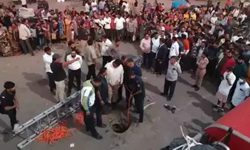 பாதாள சாக்கடையில் விழுந்த 2 வயது குழந்தை: 24 மணி நேரத்துக்கு பிறகு சடலமாக மீட்பு