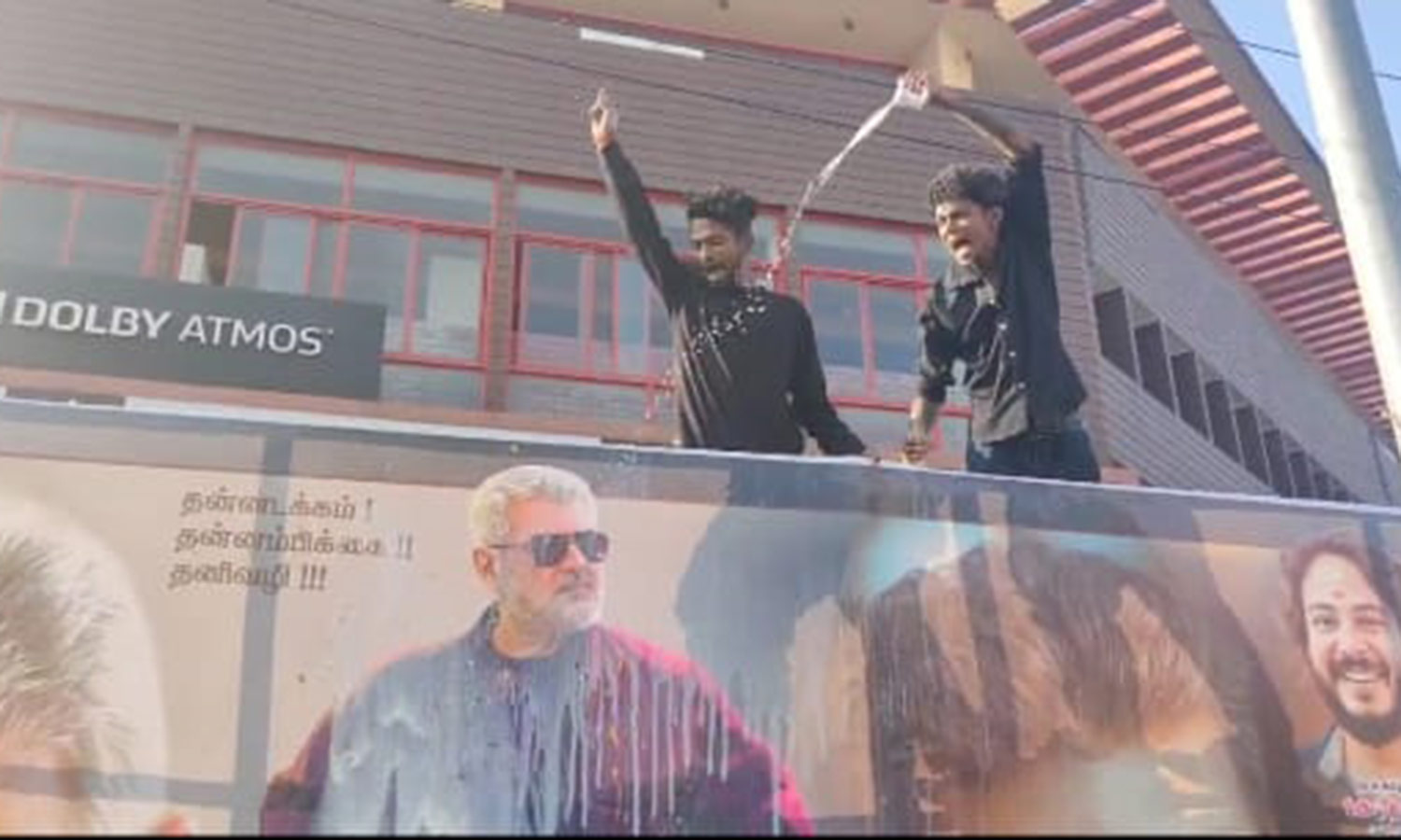 நடிகர் அஜித் கட்-அவுட்டுக்கு ரசிகர்கள் பால் அபிஷேகம்