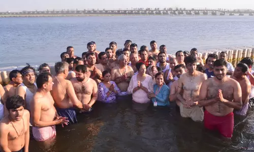 கும்பமேளா திரிவேனி சங்கமத்தில் புனித நீராடிய பாகிஸ்தான் சேர்ந்த ஆன்மிக குழு