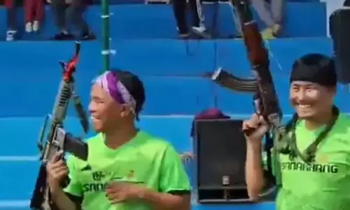 மணிப்பூருக்கு என்னதான் ஆச்சு? கையில் துப்பாக்கிகளுடன் கால்பந்து விளையாடிய இளைஞர்கள்