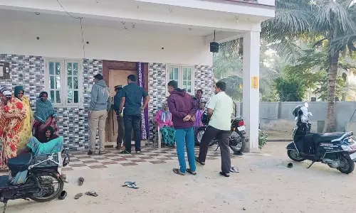 தி.மு.க. ஊராட்சி மன்ற துணைத் தலைவர் மனைவி வெட்டி படுகொலை