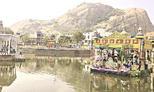 திருப்பரங்குன்றத்தில் தெப்பத் திருவிழா: மிதவையில் சுற்றி வந்துஅருளாசி வழங்கிய சுப்பிரமணிய சுவாமி