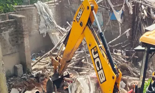 கடலூரில் ஆக்கிரமிப்புகளை அகற்ற வந்த மாநகராட்சி அதிகாரிகளுடன் வியாபாரிகள் வாக்குவாதம்