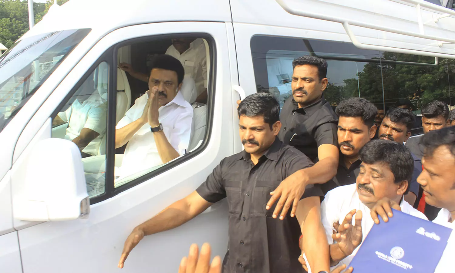 நெல்லையில் முதலமைச்சர் மு.க.ஸ்டாலின் ரோடு-ஷோ- பொதுமக்கள் உற்சாக வரவேற்பு நெல்லையில் முதலமைச்சர் மு.க.ஸ்டாலின் ரோடு-ஷோ- பொதுமக்கள் உற்சாக வரவேற்பு