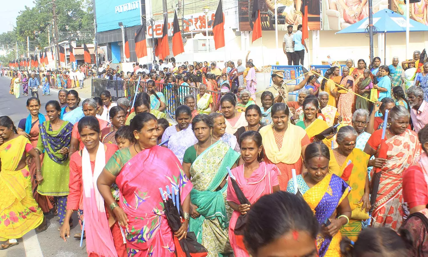 நெல்லையில் முதலமைச்சர் மு.க.ஸ்டாலின் ரோடு-ஷோ- பொதுமக்கள் உற்சாக வரவேற்பு நெல்லையில் முதலமைச்சர் மு.க.ஸ்டாலின் ரோடு-ஷோ- பொதுமக்கள் உற்சாக வரவேற்பு