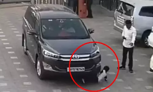 கார் வருவது தெரியாமல் ஓடிவந்த 5 வயது சிறுவன் பரிதாப மரணம்.. அதிர்ச்சி சிசிடிவி காட்சி