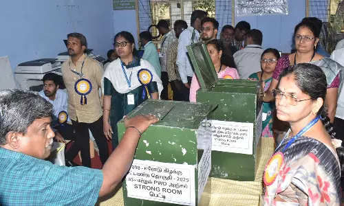 வாக்கு எண்ணும் மையத்தில் நாம் தமிழர் கட்சி வேட்பாளர் சீதாலட்சுமி வாக்குவாதம்