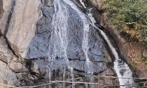 கவியருவியில் சுற்றுலா பயணிகள் குளிக்க தடை