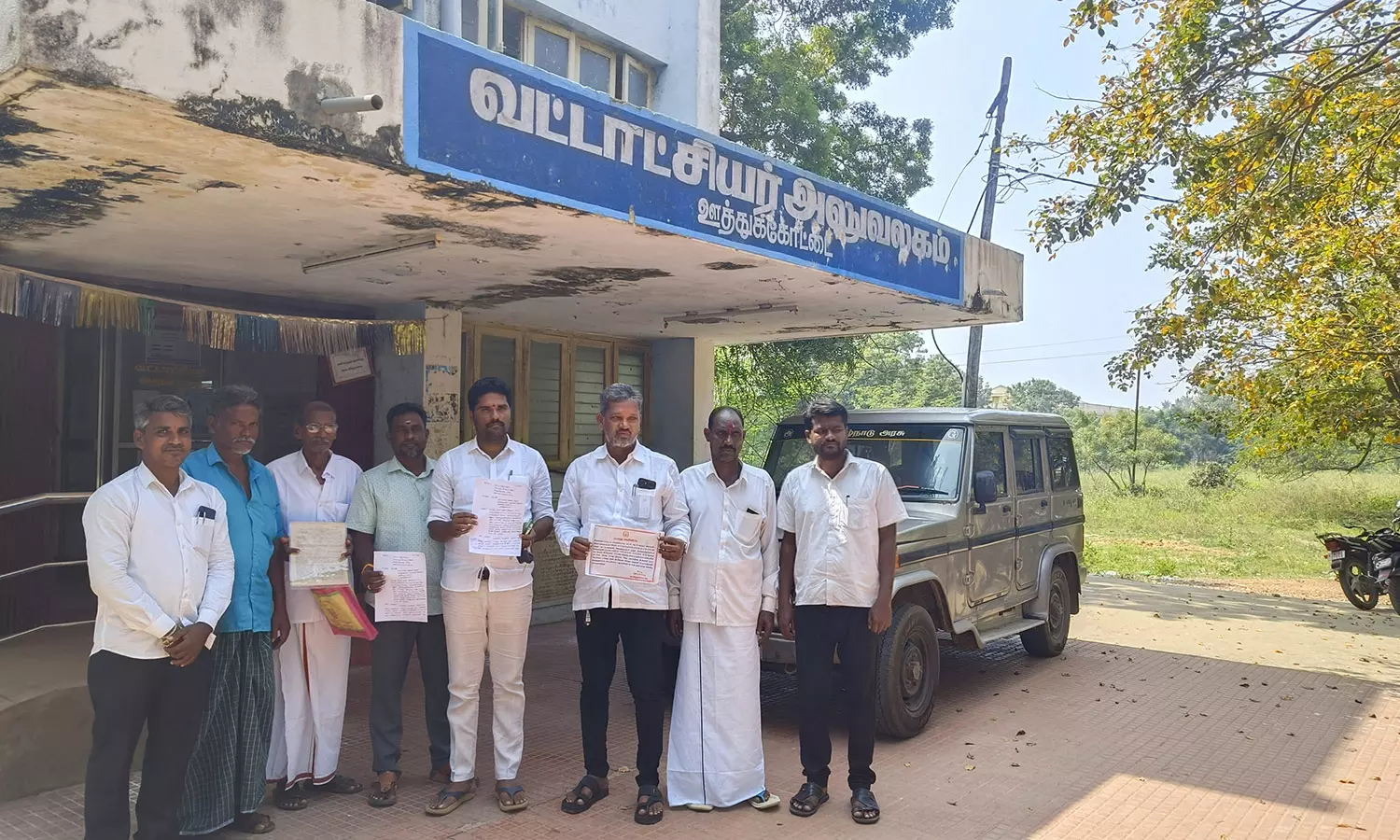 தாலுகா அலுவலகத்தில் பொதுமக்கள் முற்றுகை