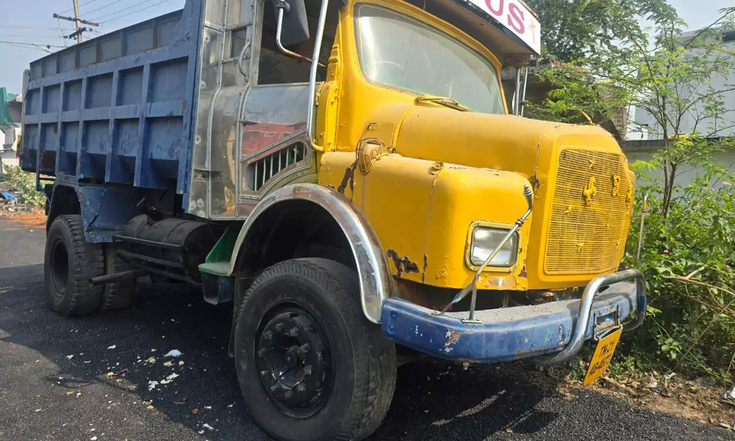 திருத்தணியில் ரோட்டில் நிறுத்தப்பட்டிருந்த லாரியை அப்புறப்படுத்தாமல் தார் சாலை போட்ட ஊழியர்கள்- பொதுமக்கள் எதிர்ப்பு திருத்தணியில் ரோட்டில் நிறுத்தப்பட்டிருந்த லாரியை அப்புறப்படுத்தாமல் தார் சாலை போட்ட ஊழியர்கள்- பொதுமக்கள் எதிர்ப்பு