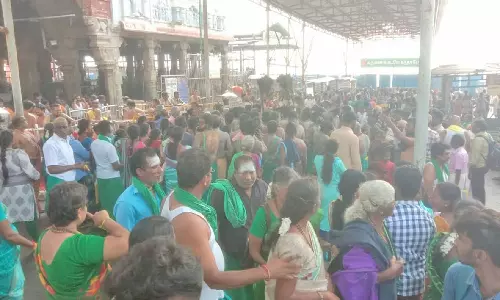 தைப்பூசம்: திருச்செந்தூரில் அலைமோதிய பக்தர்கள் கூட்டம்