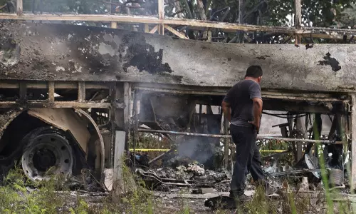 மெக்சிகோவில் லாரி மீது பேருந்து மோதி விபத்து- 41 பேர் உயிரிழப்பு