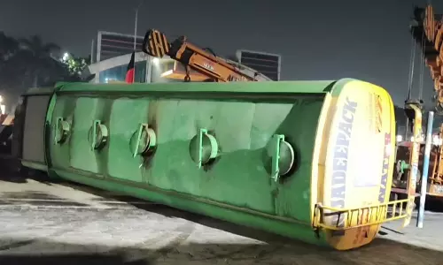 டேங்கர் லாரி கவிழ்ந்து சாலையில் ஆறாக ஓடிய தண்ணீர்