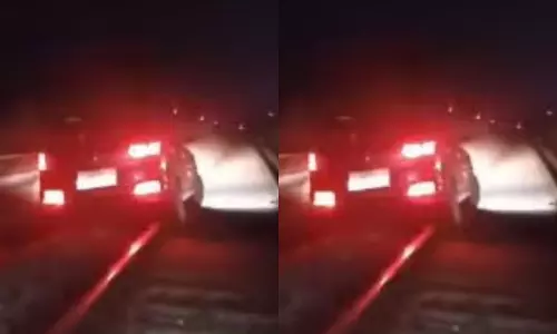 VIDEO: தலைக்கேறிய போதை.. தண்டவாளத்தில் கார் ஓட்டிய ஆசாமி - எதிரே வந்த சரக்கு ரெயில்