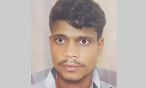 சுவர் இடிந்து விழுந்து தொழிலாளி பலி- இரண்டு வாலிபர்கள் படுகாயம்