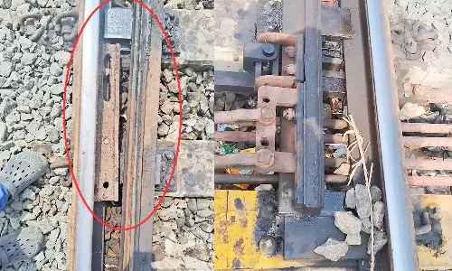 இணைப்பு தண்டவாளத்தில் இரும்பு துண்டு-கற்கள் வைத்து ரெயிலை கவிழ்க்க சதியா?