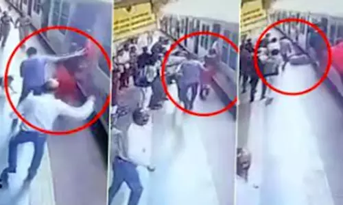 ஓடும் ரெயிலில் இழுத்து செல்லப்பட்ட பெண் பயணியை மீட்ட பெண் காவலர்- வீடியோ