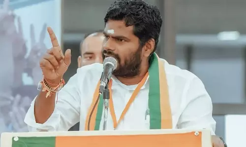 அமைச்சரின் சொந்த மாவட்ட பள்ளியில் மரத்தடியில் நடக்கும் வகுப்பு- வீடியோ வெளியிட்டு அண்ணாமலை குற்றச்சாட்டு