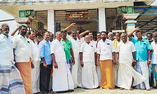 நடிகர் வடிவேலுவின் ஆதரவாளர் கோவிலை அபகரிக்க முயற்சிப்பதாக கூறி கிராமத்தினர் போராட்டம்