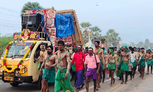 தைப்பூசத்தை முன்னிட்டு திருச்செந்தூரில் லட்சக்கணக்கில் பக்தர்கள் குவிந்தனர்