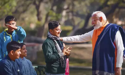 அழுத்தத்தை பற்றி கவலைப்படாமல் மாணவர்கள் படிப்பில் கவனம் செலுத்த வேண்டும்- பிரதமர் மோடி