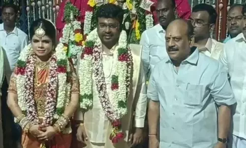 திருப்போரூர் கோவிலில் இன்று திருமணம்: டாக்டரை கரம்பிடித்த செங்கல்பட்டு கலெக்டர்