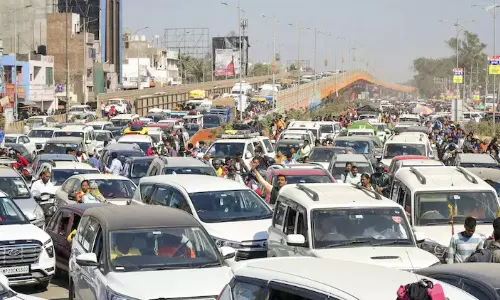 உலகின் மிகப்பெரிய டிராபிக் ஜாம்: மகா கும்பமேளா செல்ல 300 கி.மீ. தூரம் வரிசை கட்டிய வாகனங்கள்!