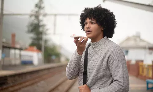 போனில் ஸ்பீக்கர் ஆன் செய்து பேசியவருக்கு ரூ.16,000 அபராதம் - எந்த நாட்டில் தெரியுமா?