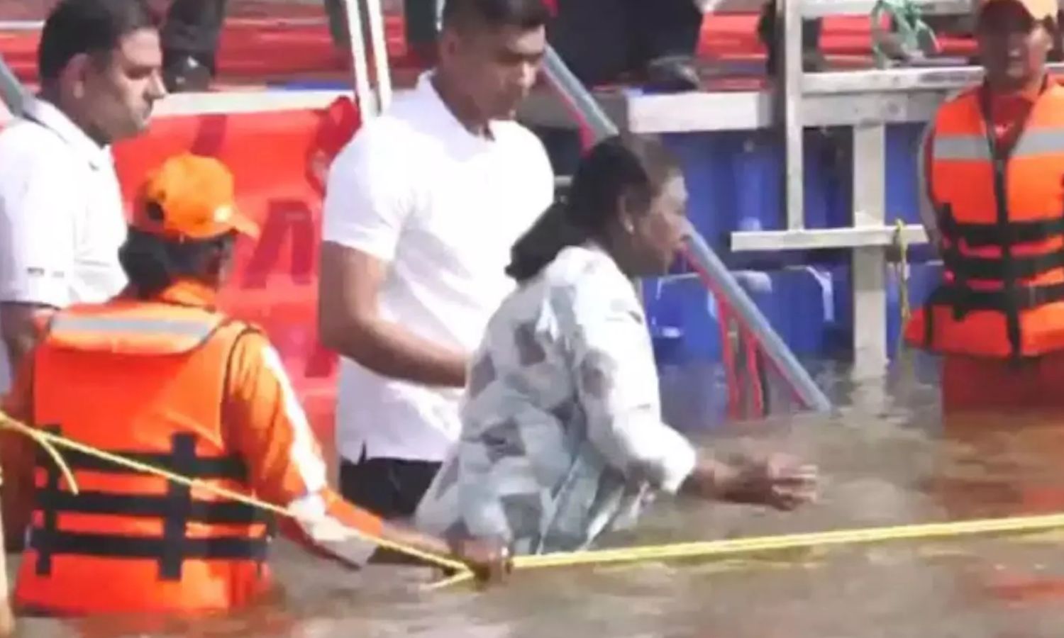 VIDEO: மகா கும்பமேளா திரிவேணி சங்கமத்தில் புனித நீராடிய திரவுபதி முர்மு